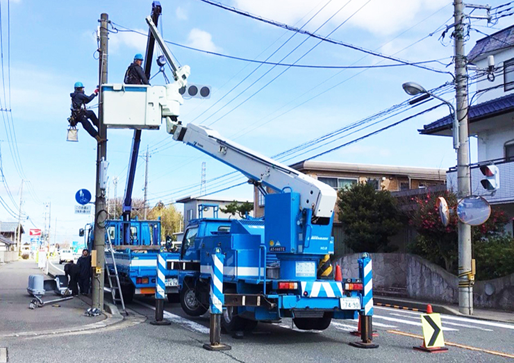 前田電気の電線工事のようす